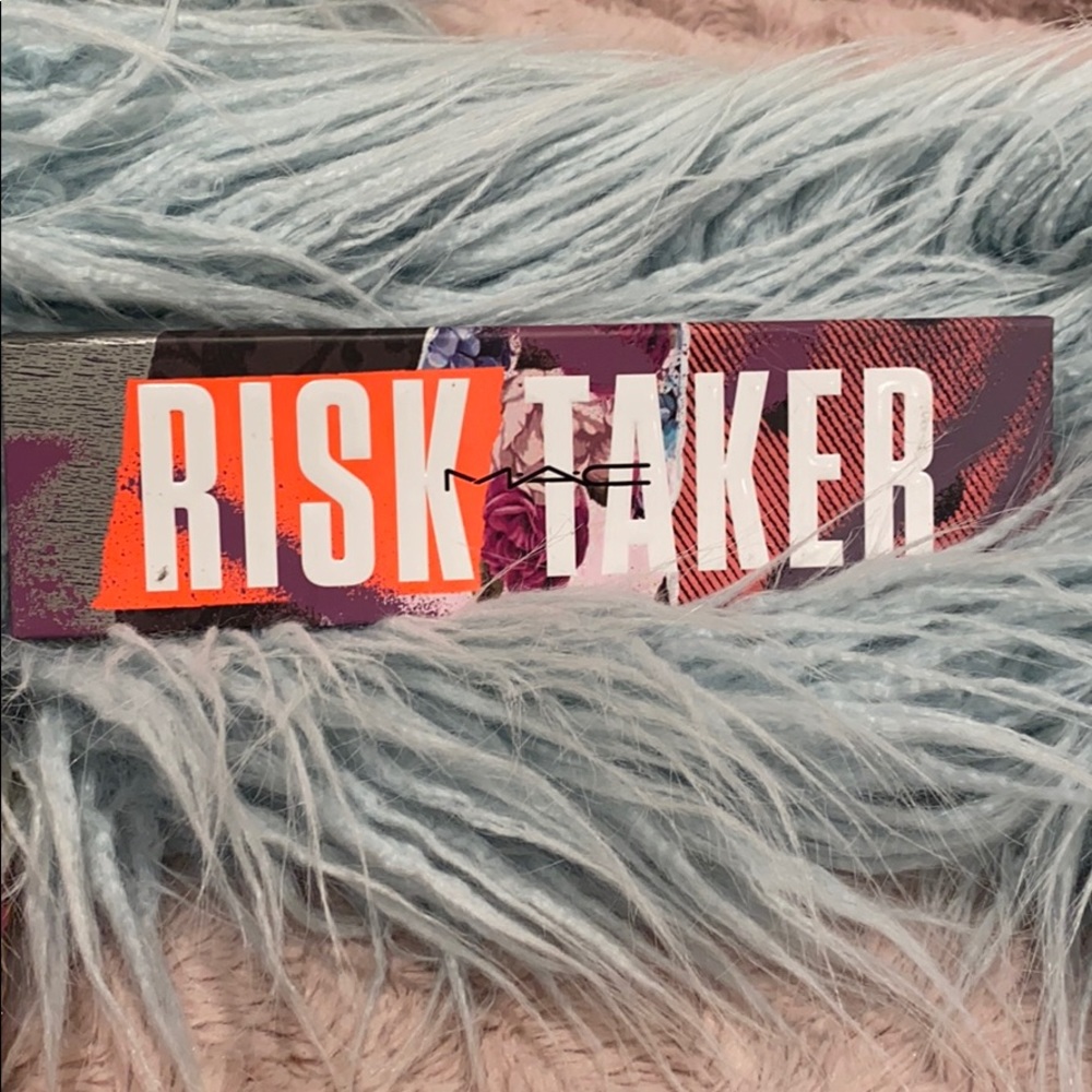 NWT MAC Cosmetics Risk Taker Eyeshadow Pallete